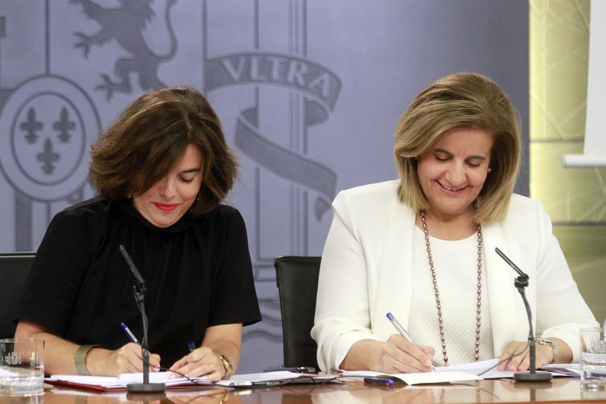 5/08/2016. Consejo de Ministros: Sáenz de Santamaría y Báñez. La vicepresidenta del Gobierno en funciones, Soraya Sáenz de Santamaría, y la ...